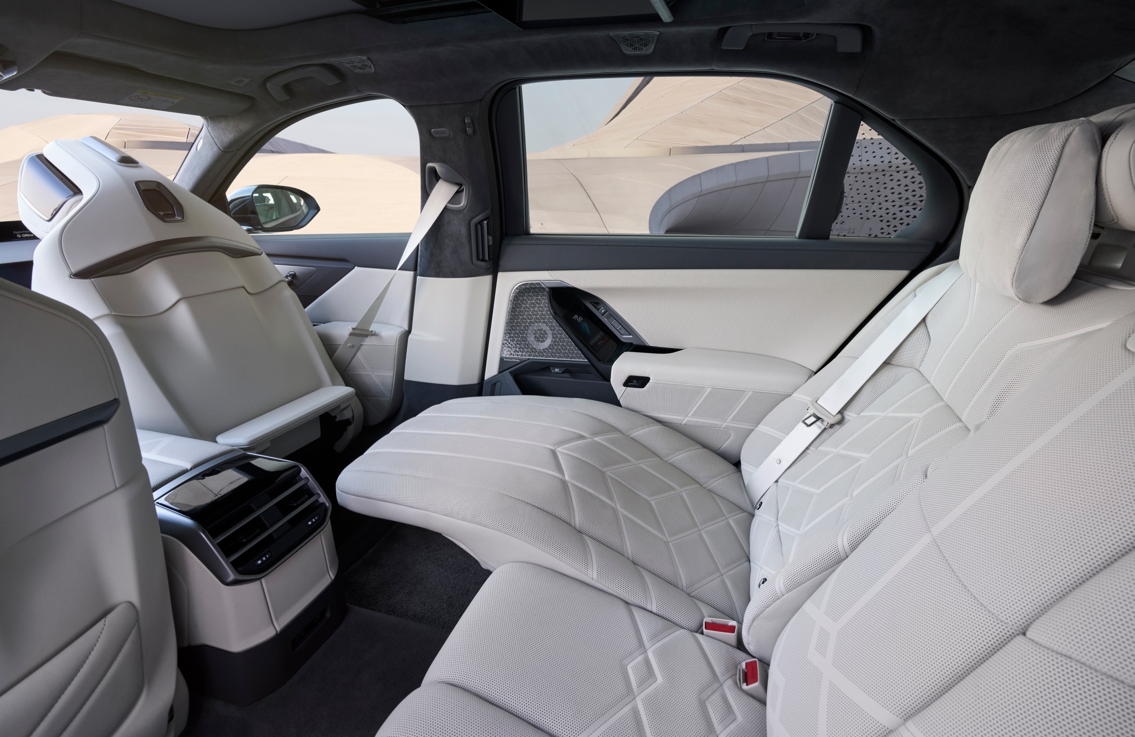 The front cabin is now essentially a rolling technology laboratory. BMW Panoramic Vision