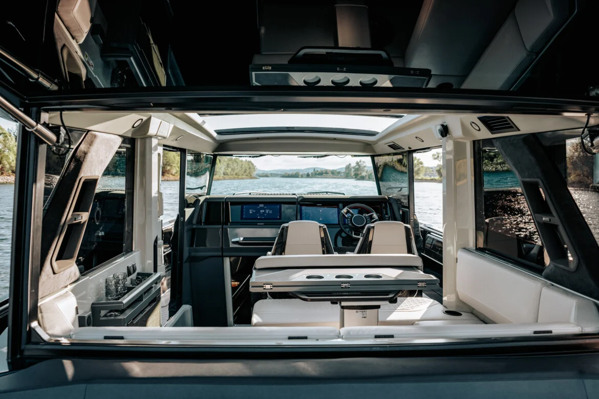 The cockpit is equally well equipped. A BRABUS steering wheel sits ahead of twin 16 inch Simrad NSS EVO4 multifunction displays