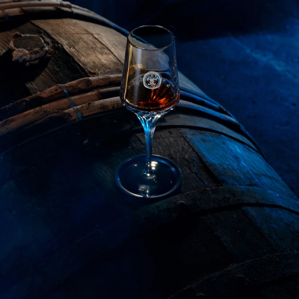 That temperature evolution is central to the experience. Rather than demanding that the drinker simply pour,