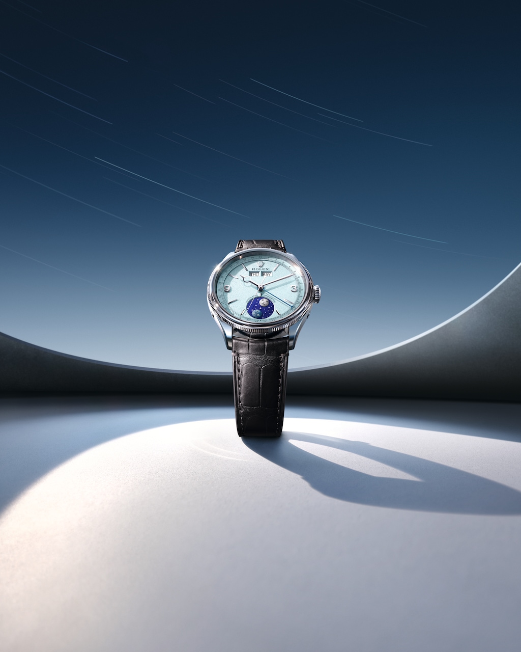If the Everose gold version speaks in the language of warmth, the platinum Padellone adopts the cooler vocabulary
