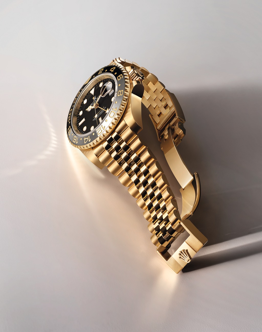 The Rolex GMT Master II is presented here in a 40 mm Oyster case crafted from 18 ct yellow gold