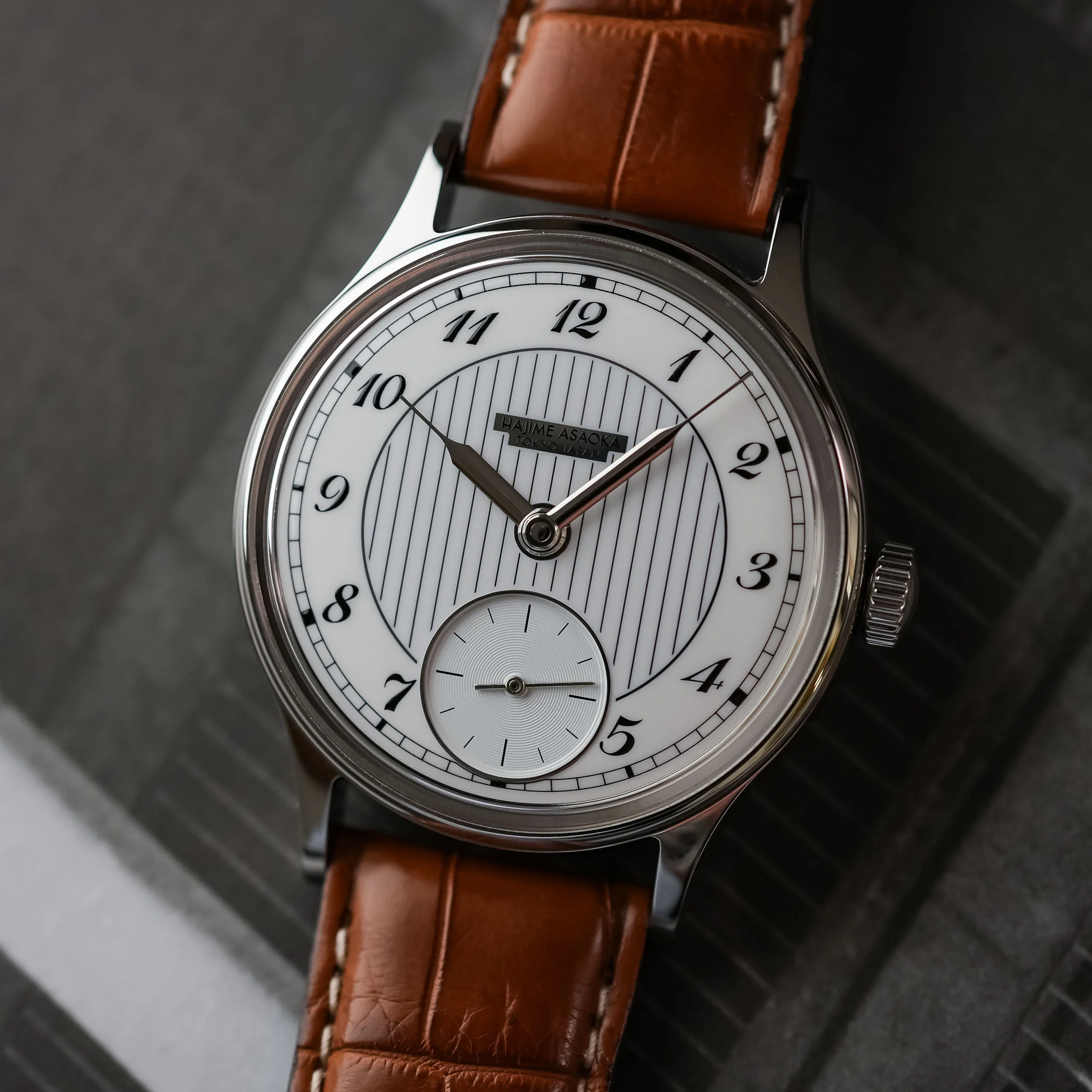 Born in 1965 in Chigasaki, Asaoka began making watches only in 2005, teaching himself