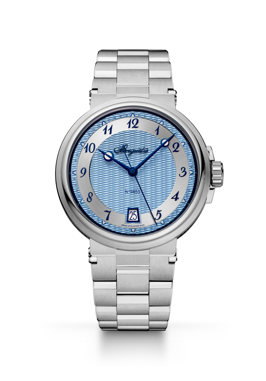 The most refined expression of the collection, the 5517 is a pure three-hand watch