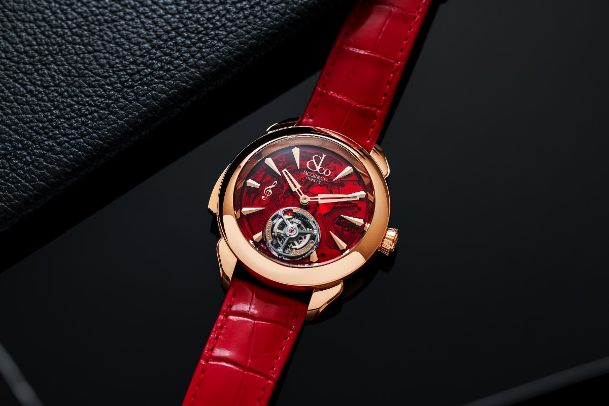 The dial itself is rendered in a striking red mineral crystal, a warm, translucent filter