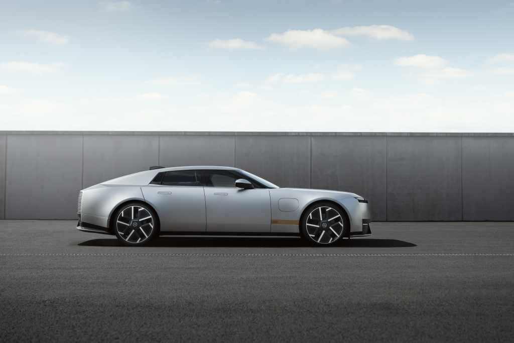 An 850-volt architecture and 118kWh usable battery deliver an anticipated EPA range of up to 400 miles