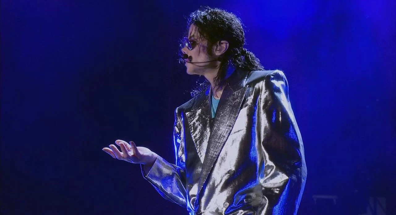 Explore Michael Jackson’s former Las Vegas rental estate, reportedly listed for $12.5 million, featuring a grand curved staircase, indoor fountain, ballroom, home theatre, expansive primary suite, resort style pool and tennis court