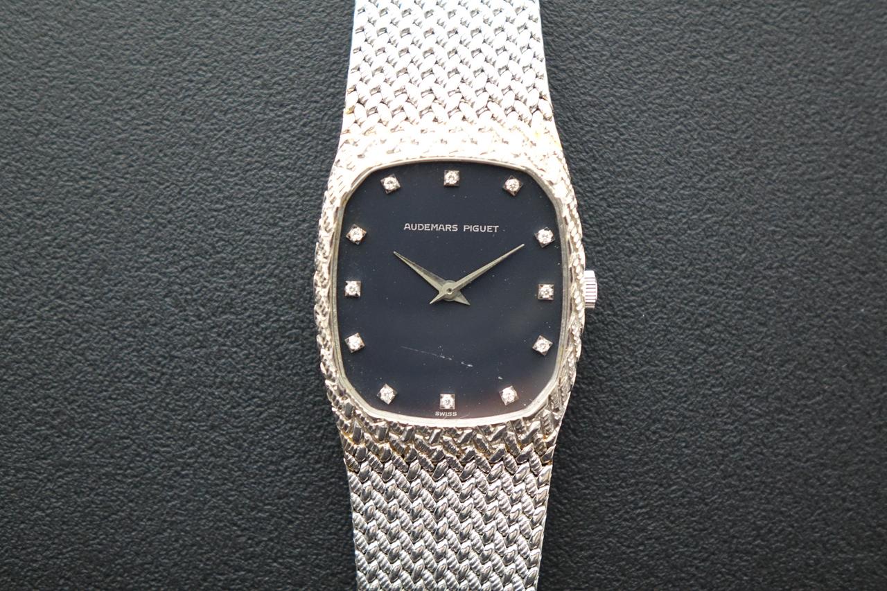 The Cobra takes a sculptural approach to jewellery watchmaking