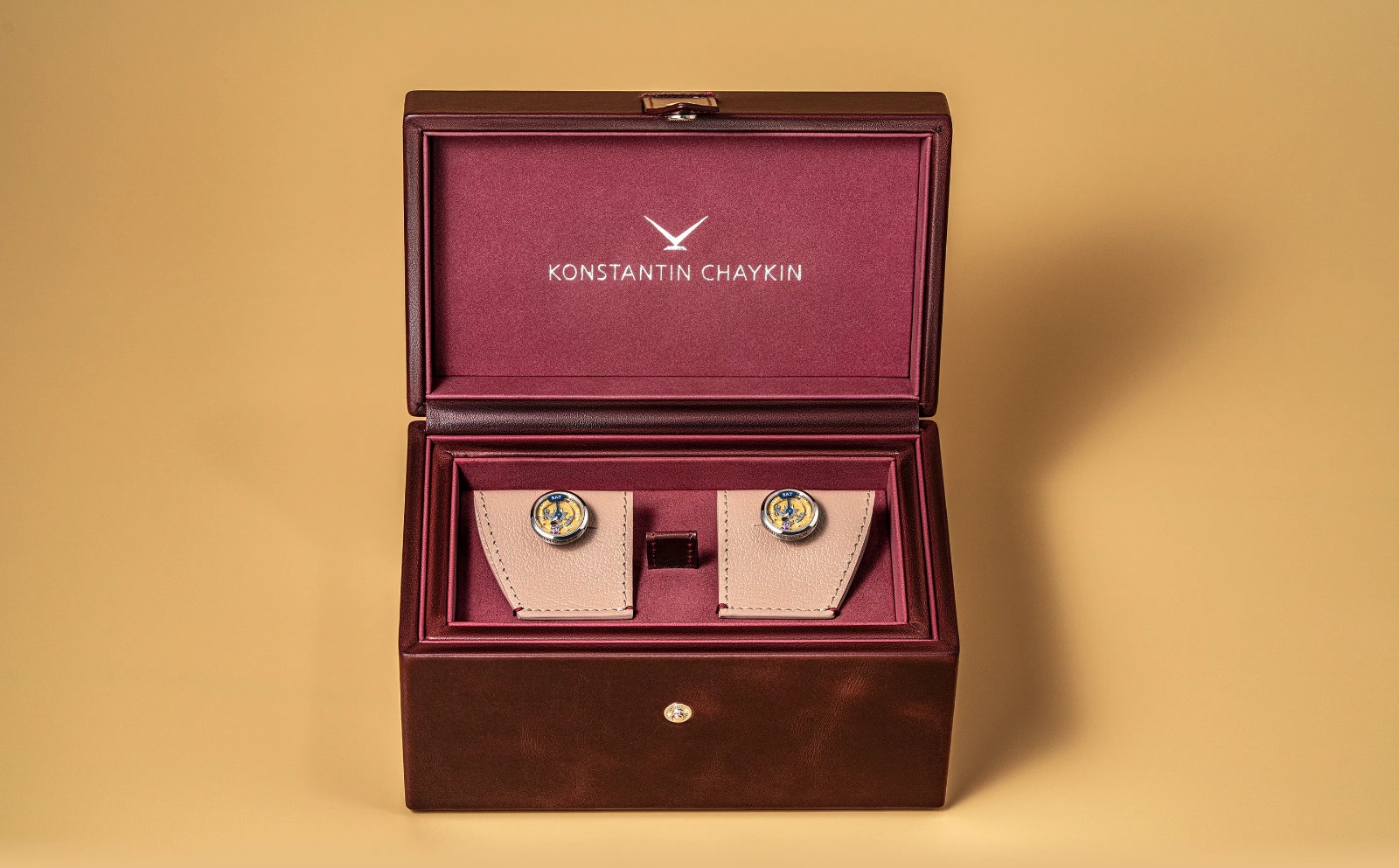 Even the inside of the case, the bit you will never see once the thing is assembled, is decorated with circular graining.